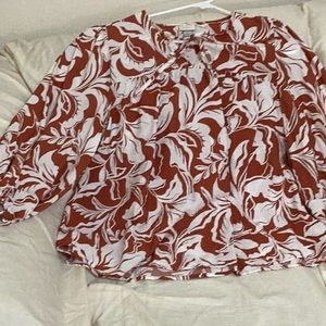 Blouse, loose and lightweight. Rust and white flowers. Sz L. 3/4 sleeve. EUC
